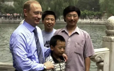 Tổng thống Putin gặp lại “cậu bé” chụp ảnh cùng ở Bắc Kinh 26 năm trước