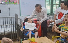 Phường Xuân Hòa thăm, tặng quà các đơn vị chăm sóc, giáo dục trẻ em đặc biệt