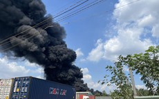 Cháy lớn ở công ty tại Đồng Nai, cột khói cao cả trăm mét