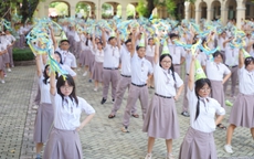 Khoảnh khắc xúc động ngày ra trường của học sinh Trường chuyên Lê Hồng Phong - TPHCM