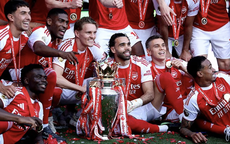 Arsenal nâng cúp vô địch Premier League sau 22 năm chờ đợi
