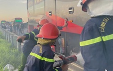 CLIP: Xe khách giường nằm bốc cháy trên đường cao tốc Bắc - Nam
