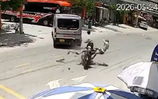 Hai thanh niên đi xe máy bay lên không trung sau khi tông xe 9 chỗ