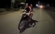 Nhóm thanh thiếu niên không đội mũ bảo hiểm, quay clip để câu view