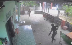 CLIP: Táo tợn vào sân trộm xe, rút hung khí đe doạ chủ nhà