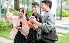 Nắng nóng kéo dài, nhiều người nán lại xé nhãn chai nước sau khi giải khát