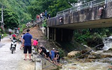 Ô tô chở dầu mất phanh tông vào lan can cầu, tài xế văng xuống suối tử vong