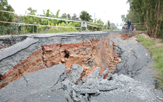 Báo động sạt lở, sụt lún ven kênh