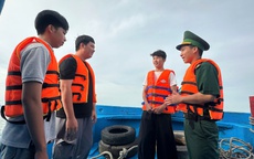 Chuyến đò đặc biệt đưa 30 sĩ tử "vượt sóng" đi thi tốt nghiệp THPT