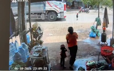 Bé trai 3 tuổi bị xe tải tông tử vong khi chạy qua đường