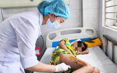 Sốt cao, đau chân, bé trai 11 tuổi suýt tàn phế vì tụ cầu vàng