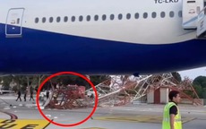 Kinh hoàng máy bay Boeing 777 chở 267 khách va chạm cột radar