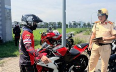 Đi tuần tra, CSGT TPHCM phát hiện nhóm người điều khiển mô tô phân khối lớn "duyệt tay lái"