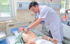 Nam thanh niên nhập viện sau nhiều giờ làm việc dưới nắng nóng