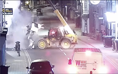VIDEO: Lái xe nâng giật sập mặt tiền, bứng gọn máy ATM của ngân hàng tại Anh