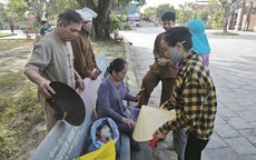 Phát hiện bé trai sơ sinh cùng lá thư của mẹ trước cổng chùa Hoằng Phúc