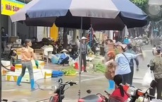 Khởi tố người phụ nữ dùng vòi rửa xe cao áp xịt chảy máu mắt bà bán rau