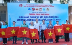 Phường Diên Hồng trao cờ Tổ quốc, cây xanh, suất ăn nghĩa tình đến người dân