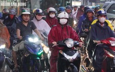 Chiếc áo mưa sau yên xe