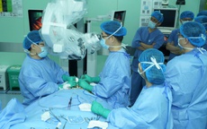 NGƯỜI THẦY THUỐC TRONG TÔI: Cuộc phẫu thuật giữa những lời đối thoại