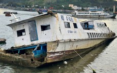 Những con tàu tiền tỉ kẹt lại ở Lý Sơn