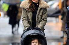 Miranda Kerr đội mưa “du hí” cùng con trai