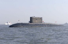 Tàu ngầm Ấn Độ bốc khói, 2 người mất tích