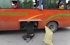 Trung Quốc cấm mang sữa chua lên xe buýt ở Tân Cương