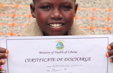 Cậu bé mắc Ebola thoát chết kỳ diệu