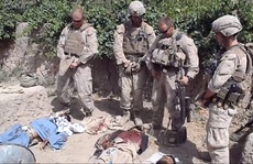 Lính Mỹ đi tiểu vào xác quân Taliban chết trẻ