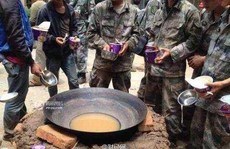 Nấu mì bằng nước bẩn, lính Trung Quốc bị phản ứng