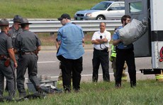 Xe bọc thép lật nhào, nhiều túi tiền lăn ra đường