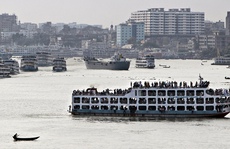 Bangladesh: Phà chở 200 khách lật trên sông