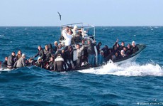 Cứu hộ 300 người gặp nạn trên Địa Trung Hải