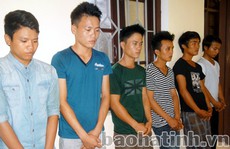 Bị ném đá trên đường, chém người trả thù