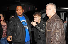 Vệ sĩ Justin Bieber bị bắt vì giật máy ảnh của nhiếp ảnh gia