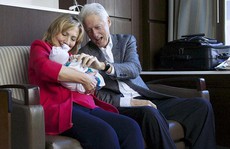 Nhà Clinton hạnh phúc khoe ảnh thành viên mới