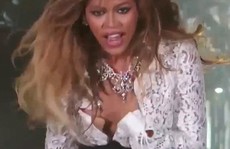 Nhảy quá sung, Beyonce bị 'bung nút' trên sân khấu