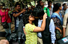 Nụ hôn “nổi dậy” ở Ấn Độ