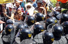 Thủ tướng tạm quyền Thái Lan chạy trốn người biểu tình