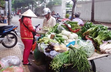 Tiểu thương ngao ngán nhìn trời