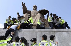Vụ chìm tàu Sewol: Gia đình nạn nhân biểu tình trước dinh tổng thống