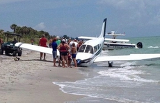 Máy bay rơi, đâm chết người trên bãi biển