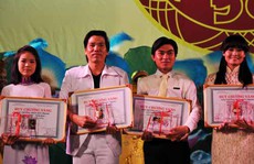 Nghệ sĩ đoạt Giải Trần Hữu Trang hớn hở khoe tài