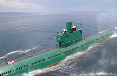 Kim Jong-un cưỡi tàu ngầm rỉ sét