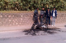 Sinh viên đang dắt đi sửa, xe máy bất ngờ bốc cháy