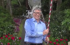 Tỉ phú Bill Gates dội xô nước đá lên đầu