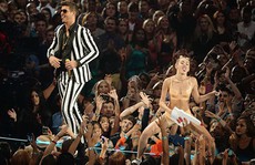 Cảnh báo màn diễn dung tục trong lễ trao giải MTV VMAs 2014