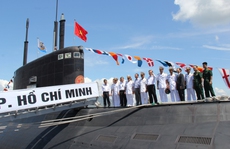 Cờ Tổ quốc tung bay trên 2 tàu ngầm Kilo 636 Hà Nội và TP Hồ Chí Minh