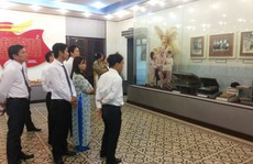 Dâng hoa tưởng nhớ Bác Tôn